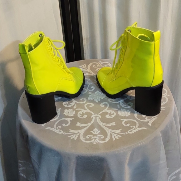 Qupid yellow patent leather lace up boot - Picture 4 of 8